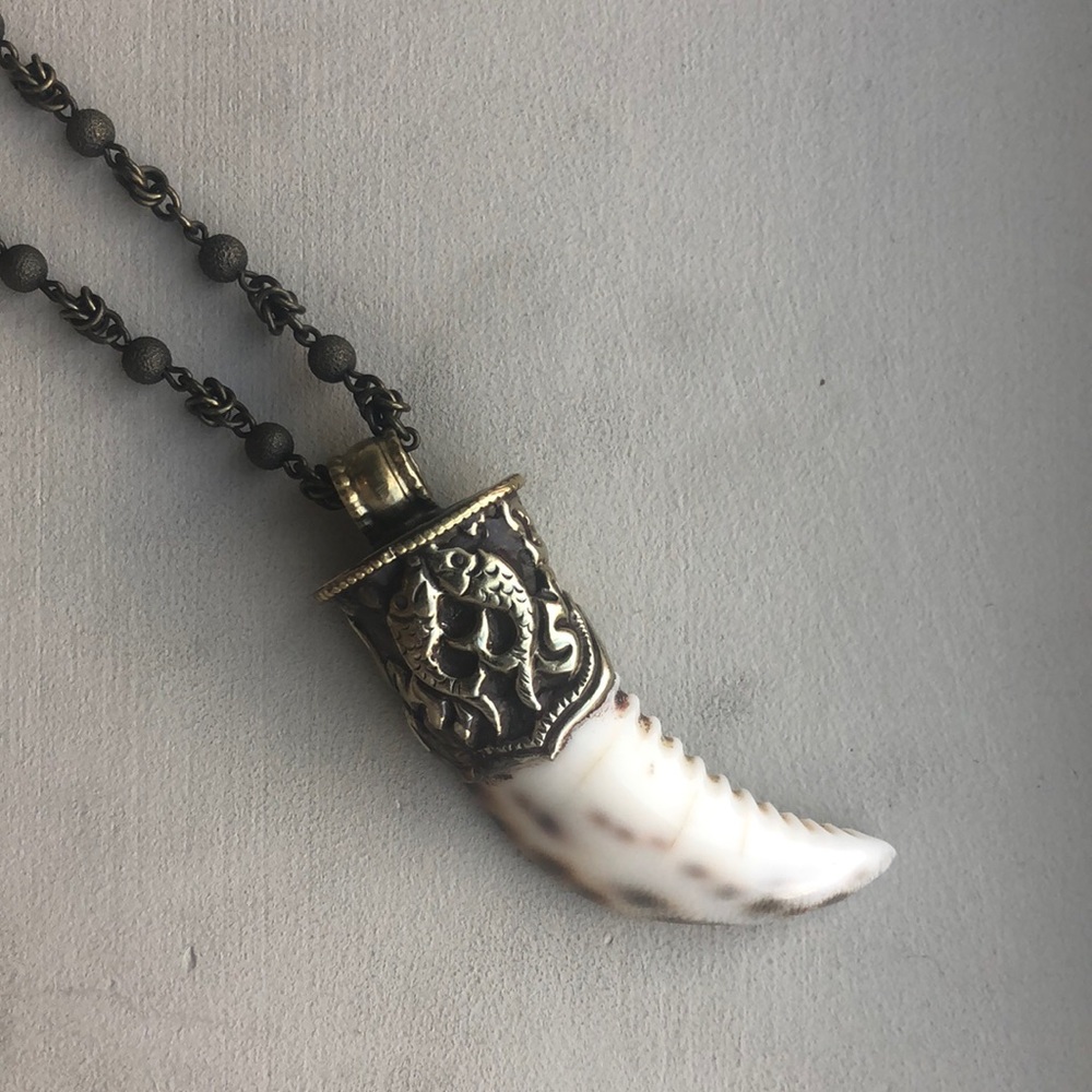 Long pendant necklace